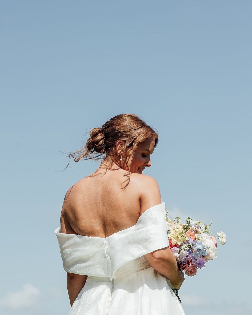 ⁠Kylie & Tanner’s garden party celebration was simply dreamy! Held at the charming willowynnbarn⁠, Kylie stunned in a gown from