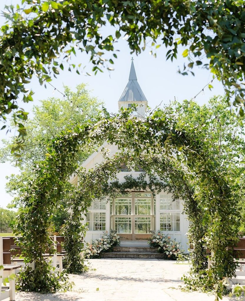 ⁠A garden party in full bloom. 🌿 Set against the picturesque backdrop of 7f.lodge, this elegant styled shoot was brought