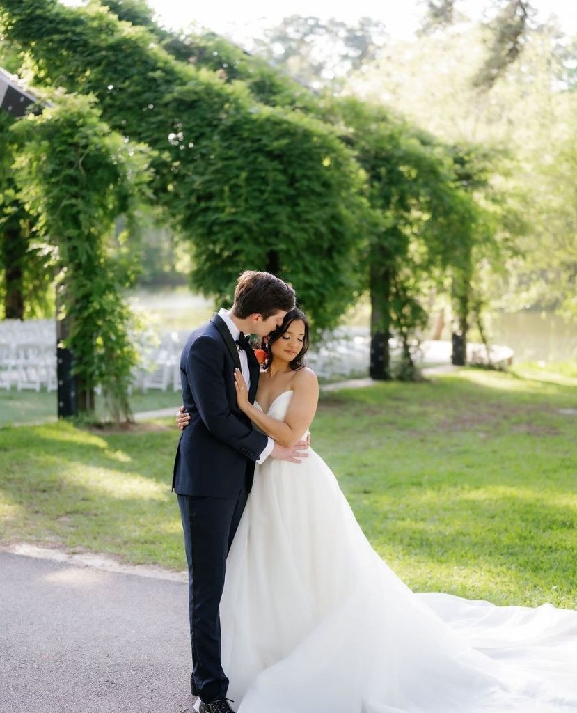 A dreamy spring day celebrating Paulina & David forever5events! Their wedding overflowed with vibrant pops of color and lush greenery,