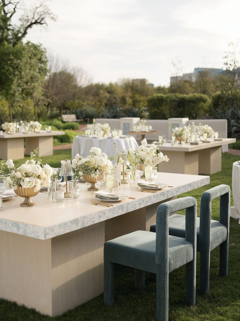 This outdoor reception was all about elevated elegance. ✨ With stunning furniture rentals from provisioneventstexas and luxe linens from bbjlatavola,